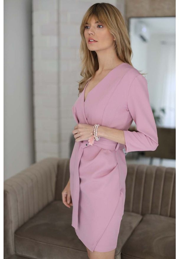 Nommo - Prosta Sukienka z Kopertowym Dekoltem - Różowa. Kolor: różowy. Materiał: poliester, wiskoza. Typ sukienki: kopertowe, proste
