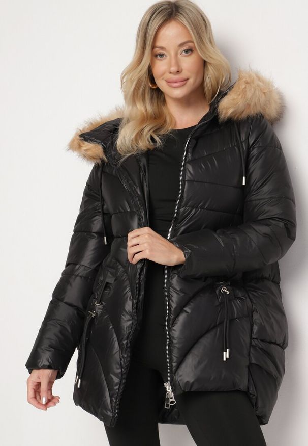 Born2be - Czarna Pikowana Kurtka o Trapezowym Kroju z Kapturem i Odpinanym Futerkiem Deolaine. Okazja: na co dzień. Typ kołnierza: kaptur. Kolor: czarny. Materiał: futro. Długość rękawa: długi rękaw. Długość: długie. Styl: elegancki, casual