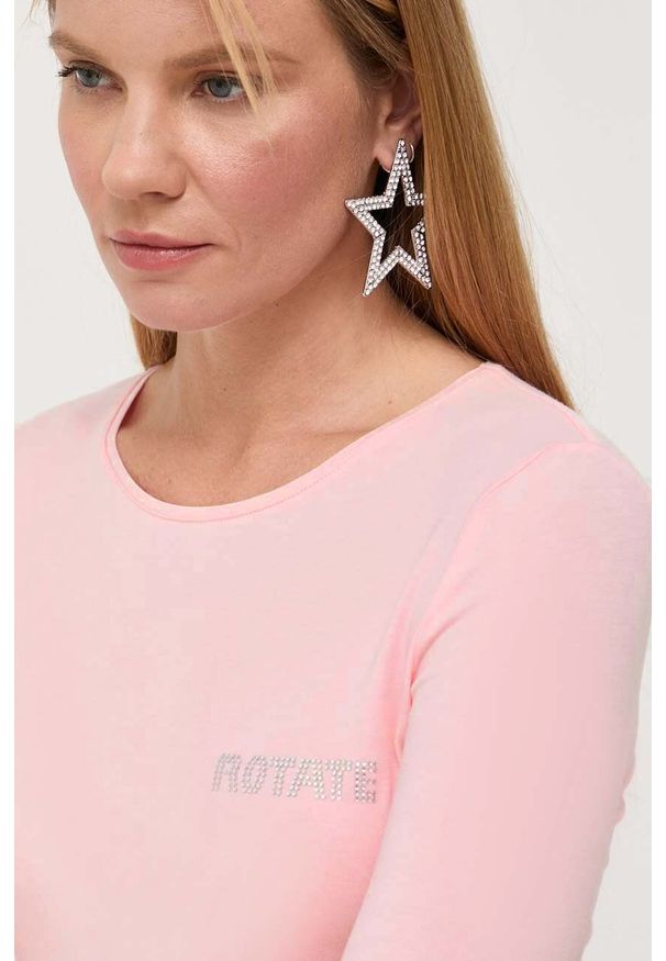 ROTATE - Rotate longsleeve damski kolor różowy. Kolor: różowy. Długość rękawa: długi rękaw. Wzór: aplikacja. Styl: klasyczny