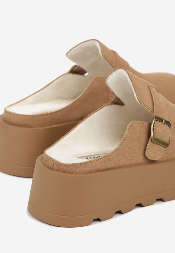 Born2be - Beżowe Niskie Śniegowce na Grubej Podeszwie Zdobione Sprzączką Vetiare. Nosek buta: okrągły. Zapięcie: sprzączka. Kolor: beżowy. Wzór: aplikacja. Materiał: zamsz, futro. Sezon: zima. Obcas: na koturnie. Styl: klasyczny. Wysokość obcasa: średni