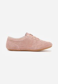 Renee - Różowe Minimalistyczne Sneakersy Zamszowe ze Skórzaną Wkładką i Perforacją Zaehlisa. Okazja: na co dzień. Kolor: różowy. Materiał: skóra, zamsz. Szerokość cholewki: normalna #9