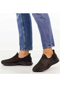 Czarne sportowe buty damskie Vinceza 13653. Okazja: na spacer, na co dzień. Nosek buta: okrągły. Kolor: czarny. Materiał: tkanina. Szerokość cholewki: normalna. Sezon: wiosna, lato. Sport: turystyka piesza #1