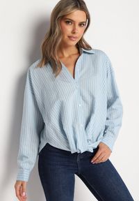 Born2be - Jasnoniebieska Koszula z Bawełną w Paski z Przeplatanym Dołem Merinewe. Okazja: na spotkanie biznesowe, na co dzień. Kolor: niebieski. Materiał: bawełna. Długość rękawa: długi rękaw. Długość: długie. Wzór: paski. Styl: klasyczny, casual, elegancki, biznesowy #7
