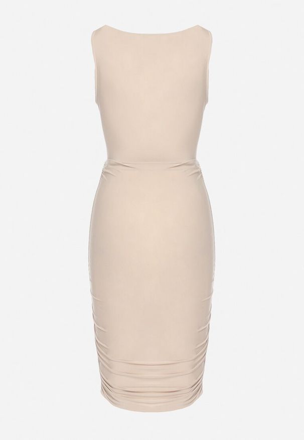 Born2be - Beżowa Dopasowana Sukienka z Marszczeniem i Wycięciem w Talii Inesvesa. Okazja: na spotkanie biznesowe. Typ kołnierza: dekolt w kształcie V. Kolor: beżowy. Materiał: jeans, materiał. Styl: biznesowy, elegancki