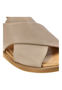 Beżowe Sandały Nessi Modne Obuwie Damskie. Nosek buta: otwarty. Kolor: beżowy. Materiał: skóra. Wzór: gładki. Sezon: lato. Obcas: na koturnie. Styl: elegancki. Wysokość obcasa: średni #3