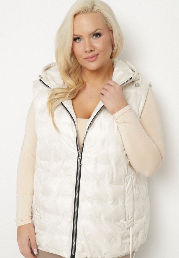 Born2be - Jasnobeżowa Pikowana Kamizelka z Kapturem i Ściągaczem w Talii Evelbia. Okazja: na spacer. Typ kołnierza: kaptur. Kolekcja: plus size. Kolor: beżowy. Materiał: jeans. Wzór: aplikacja. Styl: elegancki, klasyczny