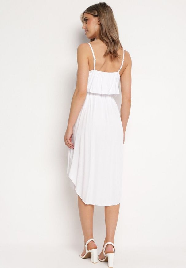 Born2be - Biała Wiskozowa Sukienka z Regulowanymi Ramiączkami i Falbanką Relata. Okazja: na spacer, na co dzień. Kolor: biały. Materiał: wiskoza. Długość rękawa: na ramiączkach. Sezon: lato. Typ sukienki: proste. Styl: casual, elegancki, klasyczny