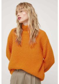 Bruuns Bazaar sweter wełniany damski kolor pomarańczowy ciepły z półgolfem. Kolor: pomarańczowy. Materiał: wełna