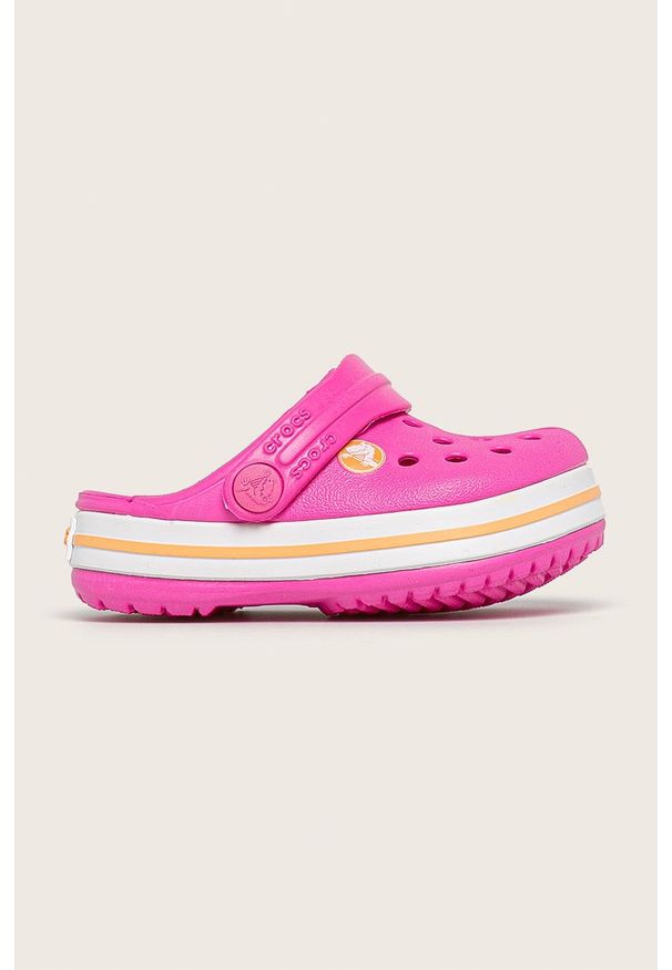 Crocs - Klapki dziecięce. Kolor: różowy. Materiał: guma, materiał. Wzór: gładki