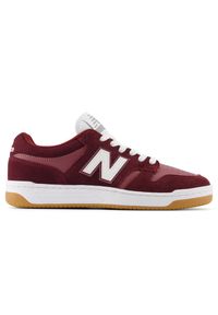 Buty męskie New Balance Numeric NM480BEE – bordowe. Kolor: czerwony. Materiał: dresówka, guma, syntetyk, zamsz, materiał, skóra. Szerokość cholewki: normalna. Wzór: nadruk. Sport: bieganie
