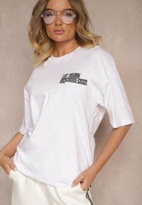 Renee - Biała Koszulka T-shirt Ozdobiona Nadrukiem na Plecach Arilora. Kolor: biały. Wzór: aplikacja, nadruk