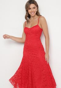 Born2be - Czerwona Koronkowa Sukienka o Rozkloszowanym Kroju z Wiązanym Bolerkiem Gonneth. Okazja: na wesele, na ślub cywilny. Typ kołnierza: dekolt w kształcie V. Kolor: czerwony. Materiał: koronka. Długość rękawa: na ramiączkach. Typ sukienki: rozkloszowane #3