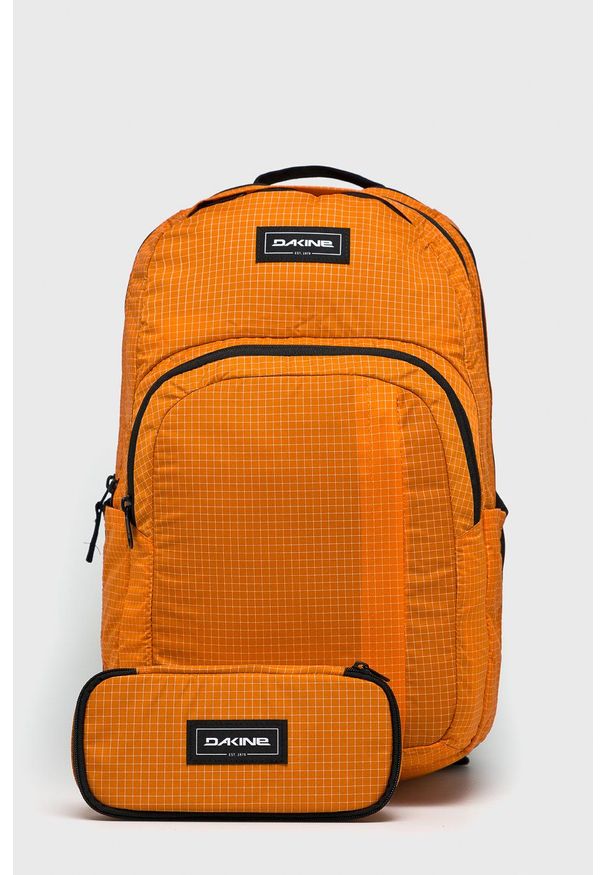 Dakine plecak kolor pomarańczowy duży gładki. Kolor: pomarańczowy. Materiał: tkanina, poliester, materiał. Wzór: gładki