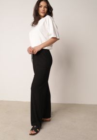 Born2be - Czarne Szerokie Spodnie z Prążkowanej Tkaniny z Wysokim Stanem Sarora. Okazja: na co dzień. Stan: podwyższony. Kolor: czarny. Materiał: tkanina, prążkowany. Wzór: prążki. Styl: casual #7