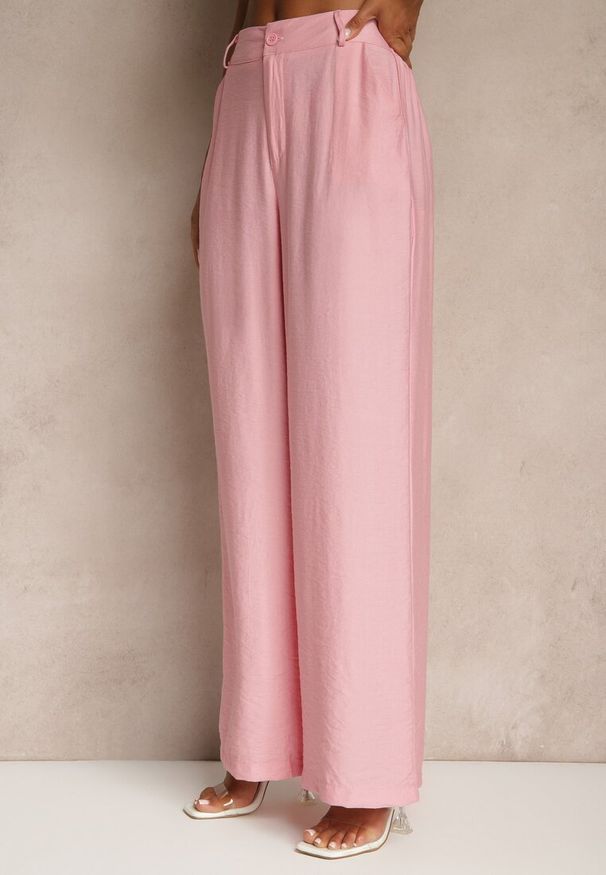 Renee - Różowy Komplet z Wiskozą Spodnie i Bluzka z Aplikacją i Falbaną Dolirela. Kolor: różowy. Materiał: wiskoza. Wzór: aplikacja