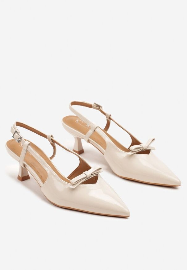 Renee - Beżowe Sandały Lakierowane na Kaczuszce Typu Slingback z Kokardą Nonarilin. Okazja: na co dzień. Zapięcie: sprzączka. Kolor: beżowy. Materiał: lakier. Sezon: lato. Obcas: na szpilce. Styl: elegancki, casual, wizytowy. Wysokość obcasa: średni