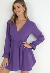 Born2be - Ciemnofioletowa Sukienka Dyninca. Typ kołnierza: dekolt w kształcie V. Kolor: fioletowy. Materiał: materiał, tkanina. Wzór: gładki. Typ sukienki: kopertowe. Styl: elegancki. Długość: mini #1