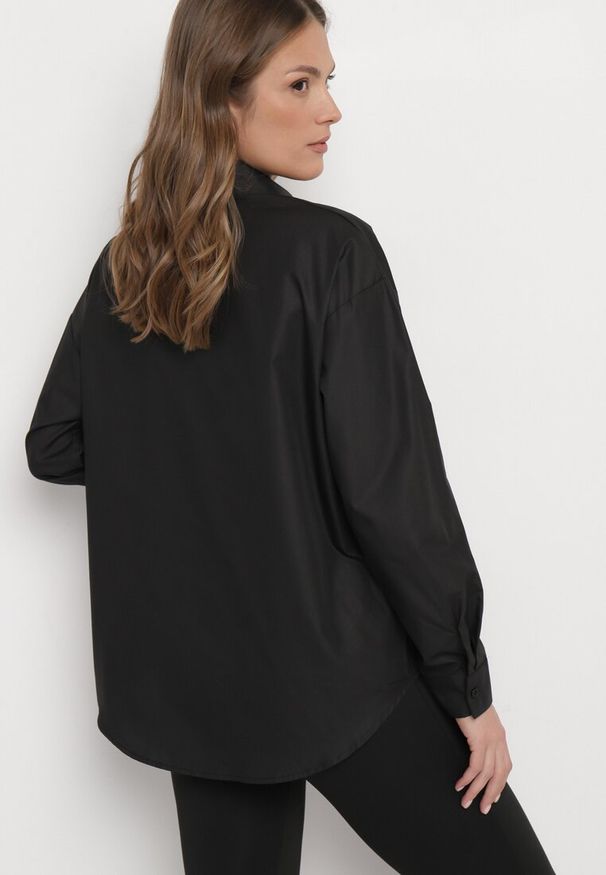 Born2be - Czarna Gładka Koszula na Guziki z Ozdobnym Kwiatem Wenia. Kolor: czarny. Wzór: kwiaty, gładki. Styl: klasyczny, elegancki