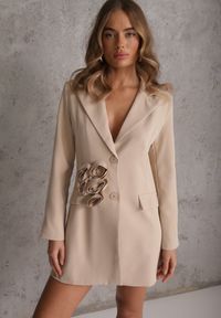 Renee - Ciemnobeżowa Sukienka w Stylu Marynarki z Usztywnionymi Ramionami Ozdobiona Kwiatami 3D Nelorien. Okazja: na co dzień. Kolor: beżowy. Wzór: kwiaty, aplikacja. Styl: casual, elegancki #1