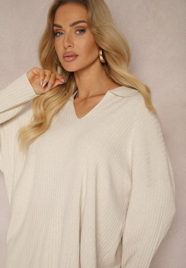 Renee - Jasnobeżowy Komplet z Prążkowanej Dzianiny z Wiskozą Sweter z Kołnierzem i Szerokie Spodnie Leanisela. Kolor: beżowy. Materiał: dzianina, prążkowany, wiskoza. Wzór: aplikacja