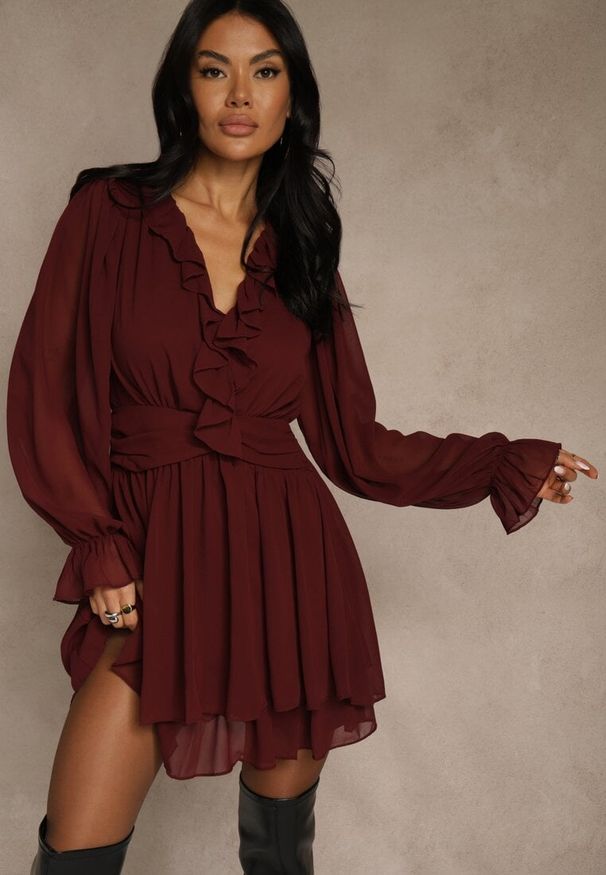 Renee - Bordowa Siateczkowa Sukienka o Rozkloszowanym Fasonie z Falbankami Zenniria. Okazja: na ślub cywilny, na co dzień, na imprezę, na wesele. Typ kołnierza: kołnierz z falbankami. Kolor: czerwony. Materiał: poliester. Styl: casual