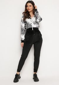 Born2be - Czarny Komplet Dresowy z Weluru Bluza z Kapturem z Ozdobnym Wzorem i Spodnie Grouvia. Kolor: czarny. Materiał: dresówka, welur #5