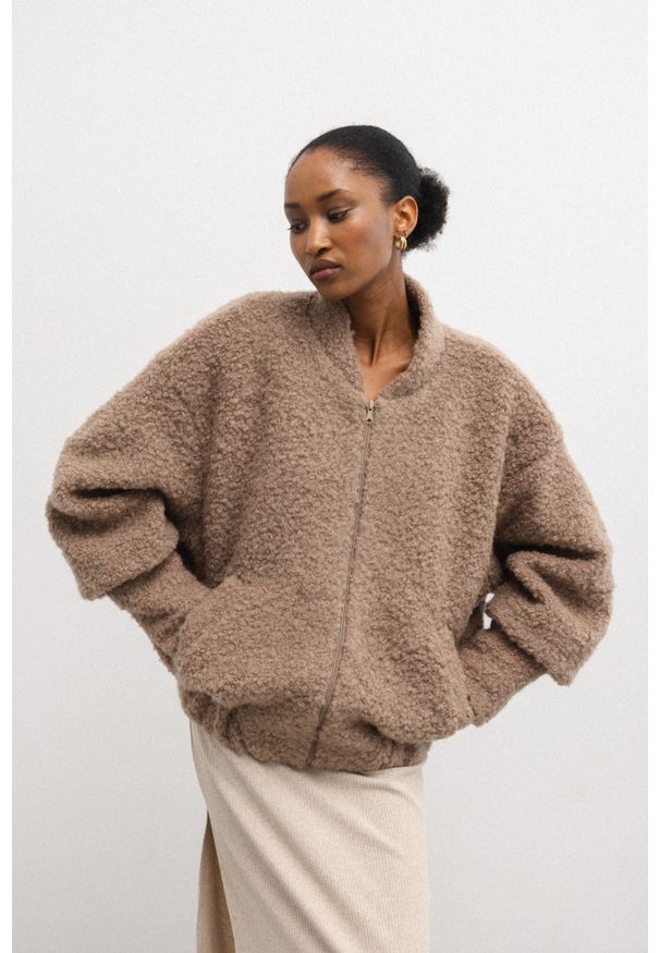 Marsala - Kurtka bomberka z wełny w kolorze MOCCA- WOOLY. Okazja: na co dzień. Materiał: wełna. Długość: długie. Styl: casual, elegancki