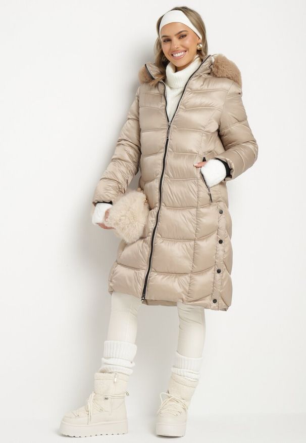 Born2be - Beżowa Pikowana Kurtka Płaszcz za Kolano z Kapturem i Futerkiem Naelora. Typ kołnierza: kaptur. Kolor: beżowy. Materiał: futro