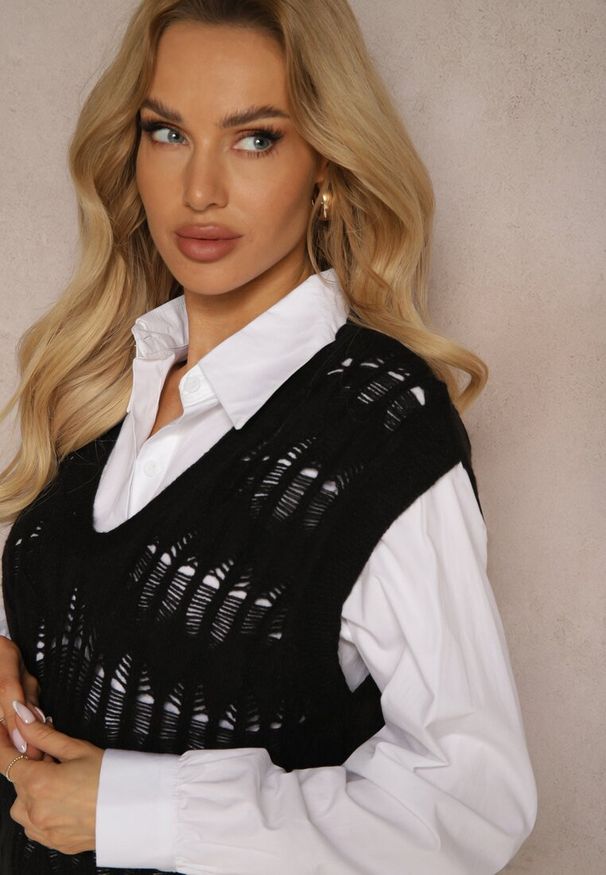 Renee - Biała Koszula z Czarną Sweterkową Kamizelką przez Głowę Irithania. Kolor: biały