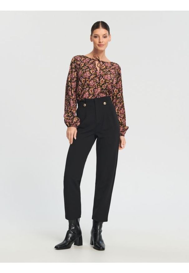 Sinsay - Spodnie cygaretki - czarny. Kolor: czarny. Materiał: włókno. Styl: elegancki
