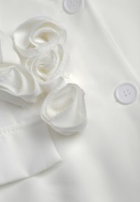 Born2be - Biała Marynarka Sukienka Zapinana na Guziki z Kieszeniami i Aplikacją 3D Różyczek Velira. Okazja: na co dzień. Kolor: biały. Wzór: aplikacja. Typ sukienki: proste. Styl: casual, elegancki, klasyczny #8