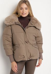 Born2be - Brązowa Puchowa Kurtka Pikowana z Futrzanym Kołnierzem Lanivela. Okazja: na spotkanie biznesowe, do pracy, na co dzień. Kolekcja: plus size. Kolor: brązowy. Materiał: puch, futro. Styl: biznesowy, casual