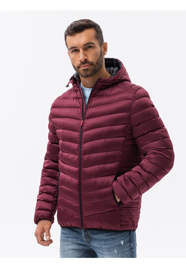 Ombre Clothing - Pikowana sportowa męska kurtka o satynowym wykończeniu – bordowa V16 - Rozmiar: M. Okazja: na co dzień. Typ kołnierza: kołnierzyk stójkowy. Kolor: czerwony. Materiał: satyna. Długość: długie. Wzór: aplikacja. Styl: sportowy