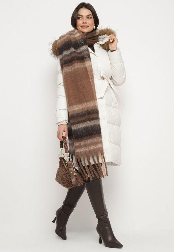 Born2be - Biała Długa Pikowana Kurtka z Kapturem Odpinanym Futerkiem i Paskiem w Talii Serenira. Okazja: na spacer. Typ kołnierza: kaptur. Kolor: biały. Materiał: futro. Długość: długie. Styl: elegancki