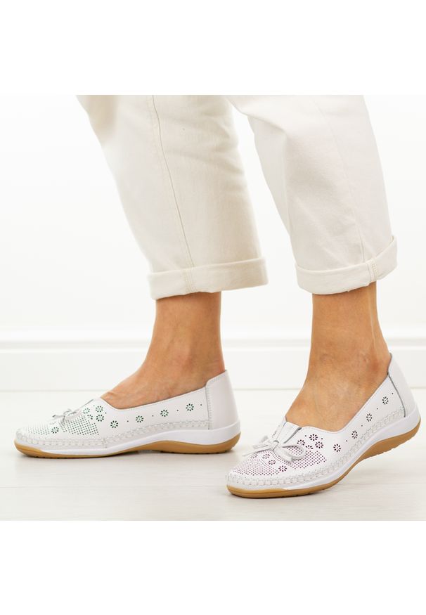 Białe ażurowe skórzane półbuty damskie Cambell 40332. Okazja: na co dzień. Nosek buta: okrągły. Kolor: biały. Materiał: skóra. Szerokość cholewki: normalna. Wzór: ażurowy. Sezon: wiosna, lato. Styl: casual