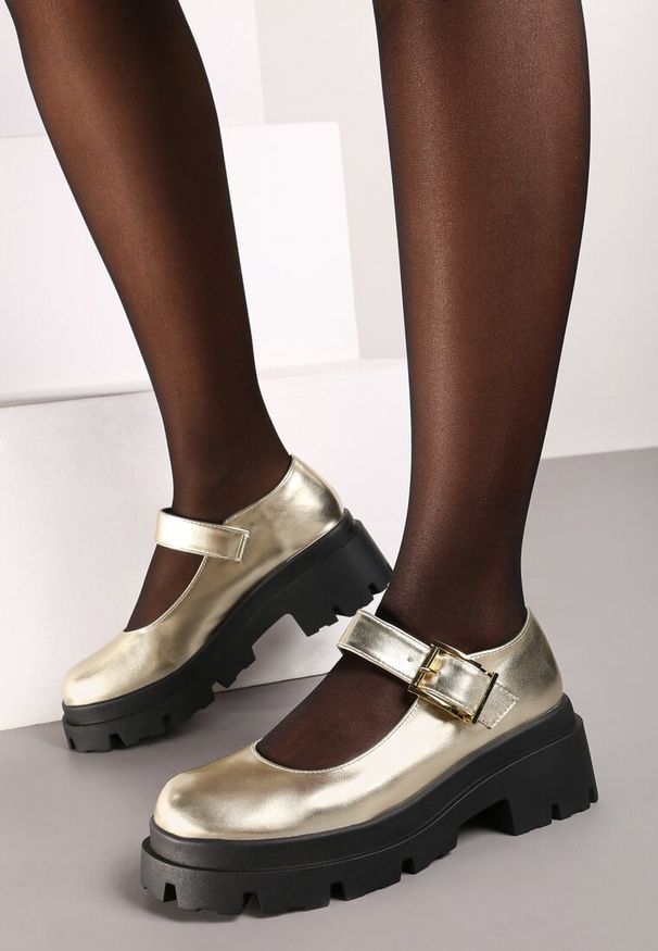 Born2be - Złote Półbuty Mary Jane na Grubej Podeszwie Zapinane na Sprzączkę Navrina. Okazja: do pracy, na co dzień. Nosek buta: okrągły. Zapięcie: sprzączka. Kolor: złoty. Materiał: jeans, jedwab. Styl: elegancki, casual