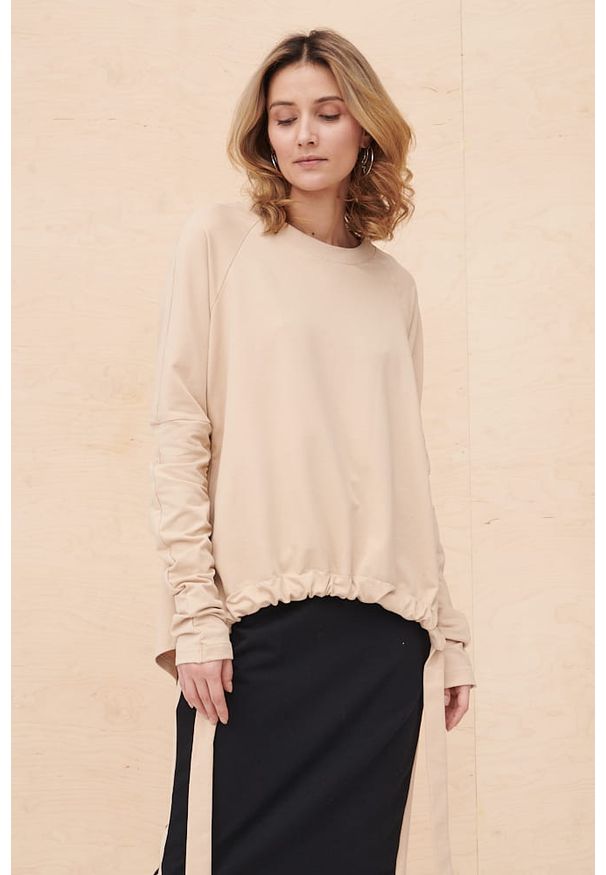 blue shadow - Bluza Damska Greta BS Jasny Beż. Kolor: beżowy. Materiał: elastan, bawełna, tkanina, dresówka. Długość: długie. Wzór: geometria. Styl: młodzieżowy, elegancki