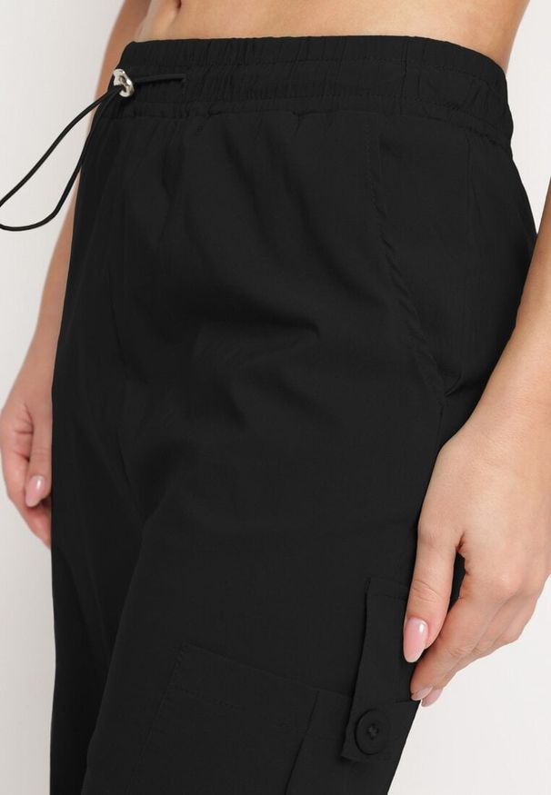 Born2be - Czarne Spodnie Bojówki z Wysokim Stanem z Gumką w Pasie z Kieszeniami Biorella. Okazja: na co dzień. Stan: podwyższony. Kolor: czarny. Długość: długie. Styl: casual, elegancki