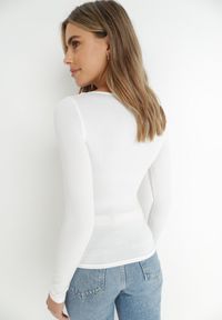 Born2be - Biała Bluzka Alexusi. Okazja: na co dzień, do pracy. Typ kołnierza: dekolt kwadratowy. Kolor: biały. Materiał: materiał, wiskoza, jeans, dzianina. Długość rękawa: długi rękaw. Długość: długie. Wzór: gładki. Styl: klasyczny, casual, elegancki #5