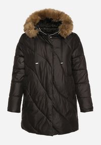 Born2be - Czarna Kurtka z Asymetrycznym Pikowaniem i Kapturem z Futerkiem Ruvita. Okazja: na co dzień. Typ kołnierza: golf. Kolekcja: plus size. Kolor: czarny. Materiał: futro. Styl: casual #7