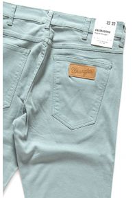 Wrangler - WRANGLER SPODNIE MĘSKIE GREENSBORO CHINOIS GREEN W15QKD33M. Materiał: materiał #3