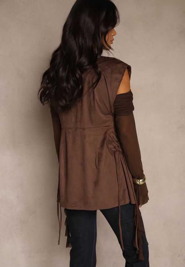 Renee - Brązowa Kamizelka Boho Zdobiona Frędzlami i Gorsetowymi Wiązaniami Saleina. Okazja: na co dzień. Typ kołnierza: dekolt gorset. Kolor: brązowy. Materiał: zamsz. Wzór: aplikacja. Sezon: lato. Styl: boho