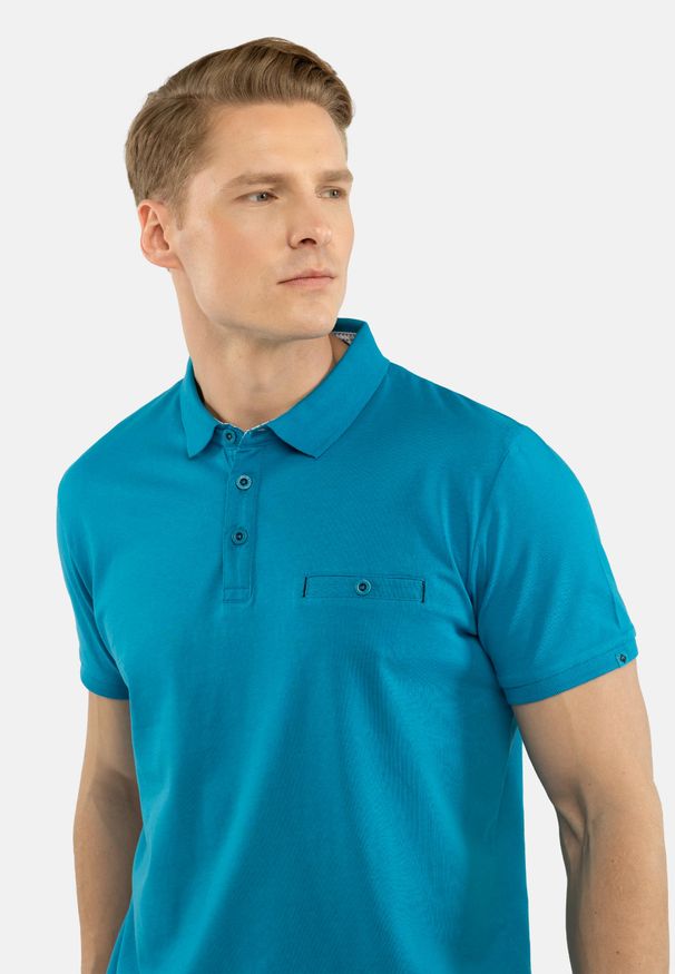 Volcano - Koszulka polo O-DYLAN. Typ kołnierza: polo. Kolor: niebieski. Materiał: bawełna, materiał, skóra. Wzór: napisy, gładki. Sezon: lato. Styl: klasyczny