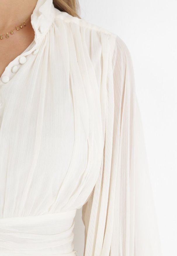 Born2be - Beżowa Taliowana Sukienka Mini z Rękawami 3/4 i Falbanką Serafilla. Kolor: beżowy. Materiał: tkanina. Sezon: wiosna, lato. Długość: mini