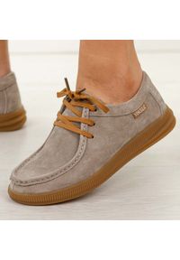 Beżowe skórzane mokasyny damskie Vinceza 95391. Okazja: na spacer, na co dzień. Nosek buta: okrągły. Zapięcie: sznurówki. Kolor: beżowy. Materiał: zamsz, skóra. Szerokość cholewki: normalna. Sezon: wiosna, jesień, lato. Styl: casual, elegancki, klasyczny #1