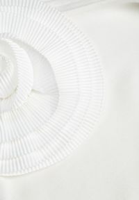 Renee - Biała Bluzka z Asymetryczną Górą Ozdobiona Dużą Aplikacją Kwiatem Viacinta. Okazja: na spotkanie biznesowe, na co dzień. Kolor: biały. Materiał: jeans. Wzór: aplikacja, kwiaty. Styl: elegancki, biznesowy, casual #5