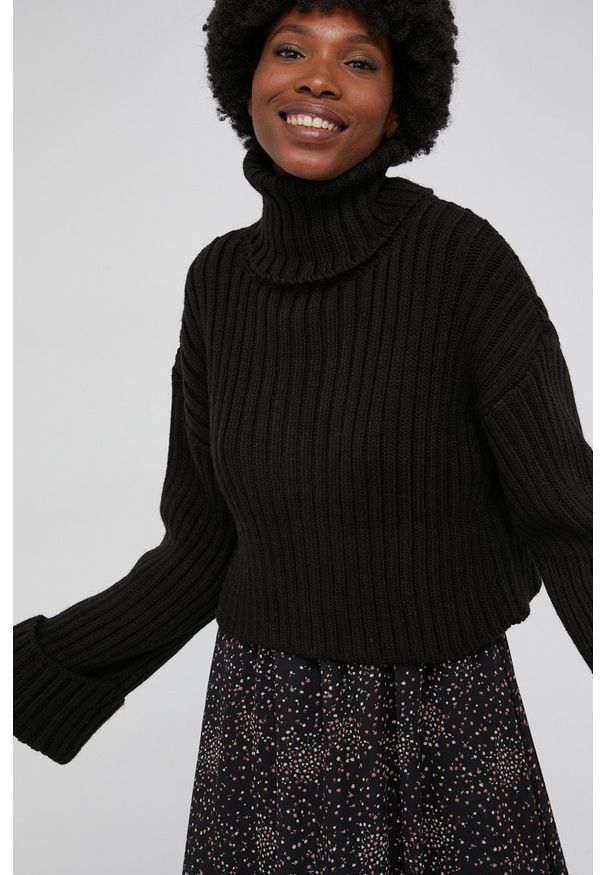 Answear Lab Sweter z domieszką wełny damski kolor czarny ciepły z golfem. Okazja: na co dzień. Typ kołnierza: golf. Kolor: czarny. Materiał: wełna. Wzór: ze splotem. Styl: wakacyjny