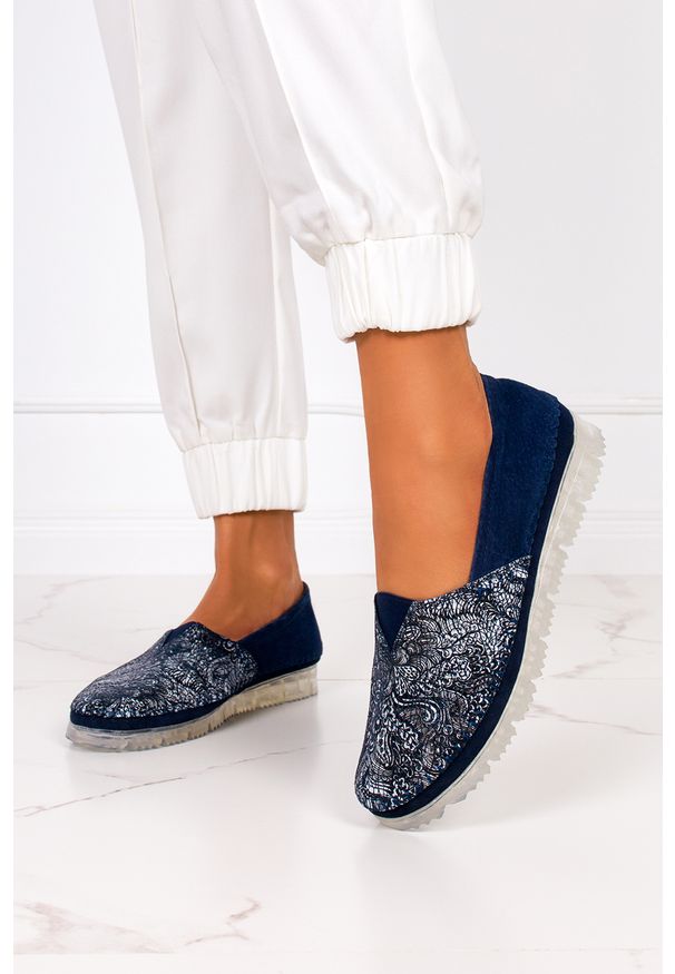 Filippo - Granatowe półbuty filippo slip on skórzane w kwiaty dp2147/21nw. Zapięcie: bez zapięcia. Kolor: niebieski. Materiał: skóra. Wzór: kwiaty