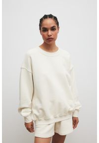 Marsala - Bluza typu oversize w kolorze BRIGHT BEIGE - KOS-UNI. Materiał: dresówka, bawełna, dzianina, jeans. Wzór: gładki. Styl: klasyczny