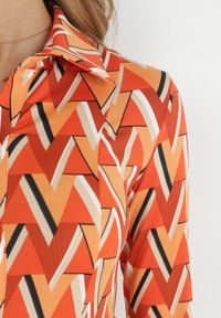 Born2be - Pomarańczowa Sukienka Maxi z Wiązanym Paskiem i Geometrycznym Wzorem Annalea. Kolor: pomarańczowy. Materiał: tkanina. Wzór: geometria. Długość: maxi
